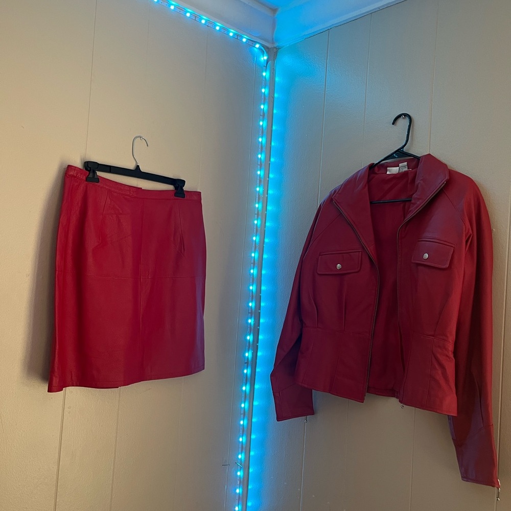 🚨🚨 RED LEATHER SUIT ❣️2 PIECE JACKET & SKIRT SET❣️